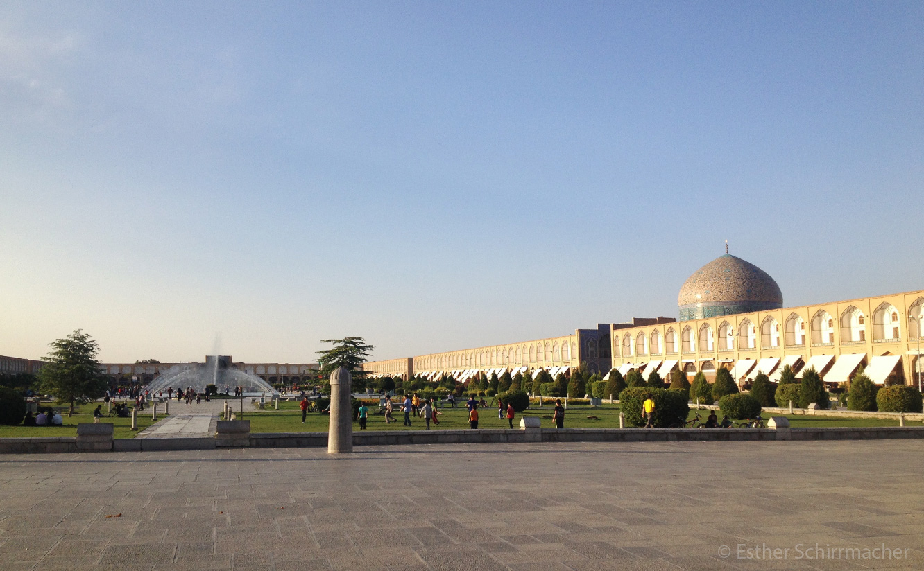Der Naqsch-e Dschahan Platz (rechts: Die Scheich-Lotfollah-Moschee)