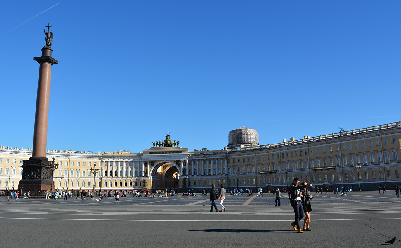 Der Palastplatz und die Alexander-Säule vor der Eremitage