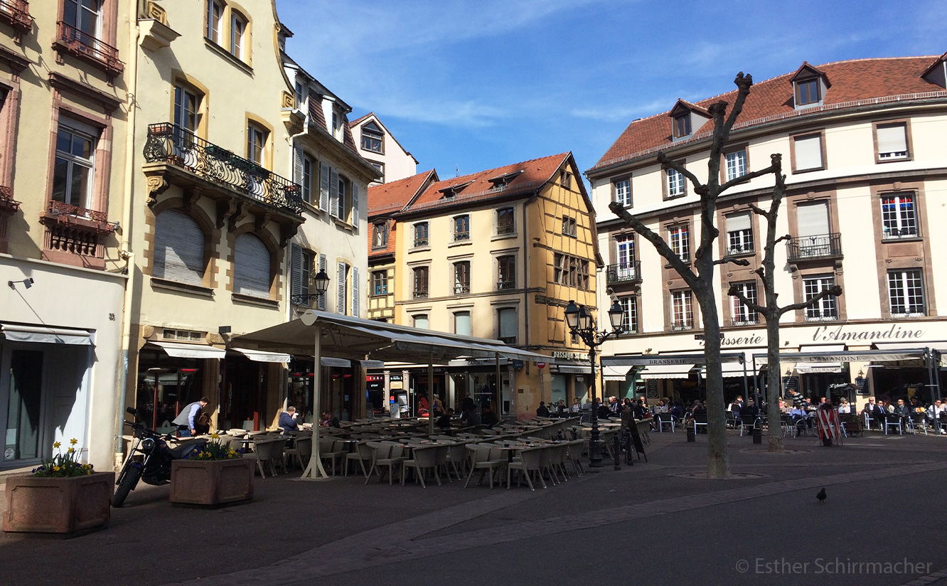 Eine Reise nach Colmar: Eins der vielen Cafés der Stadt 