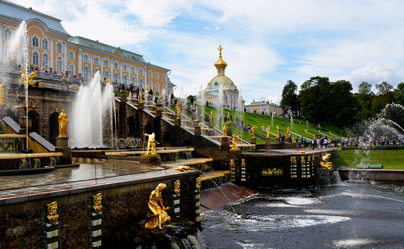 Die goldenen Statuen des Peterhof